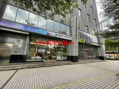 售內湖新湖蘇黎世角窗店+雙車位店面1.458億